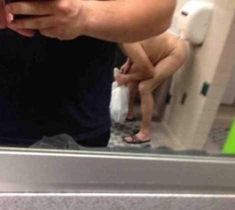 Nagyfater éppen a fingóját szárította, amikor lefotózták