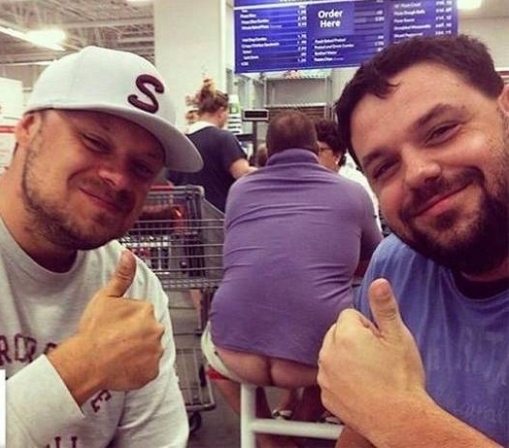 Kivillant a háttérben a kőműves dekoltázs