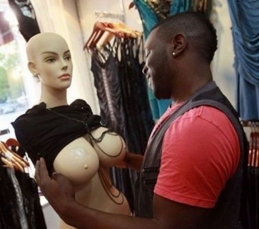 Egész formás dudái vannak a próbababának