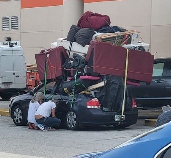 Nem akartak még külön bútorszállítónak is fizetni